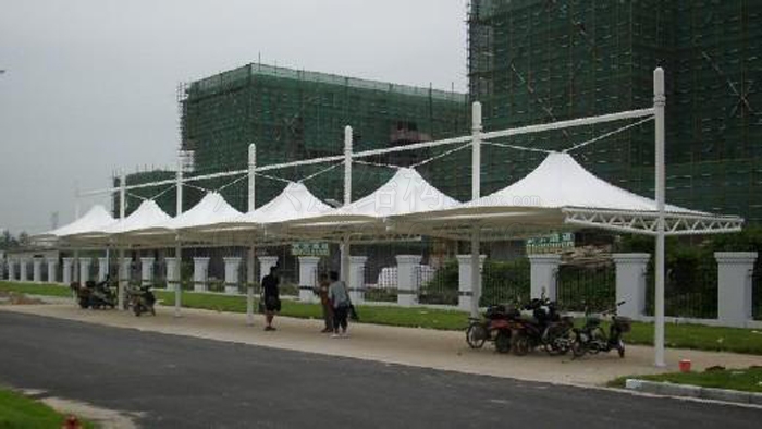 張拉膜車(chē)棚安裝-深圳市燁興膜結(jié)構(gòu)工程有限公司 張拉膜車(chē)棚安裝.jpg