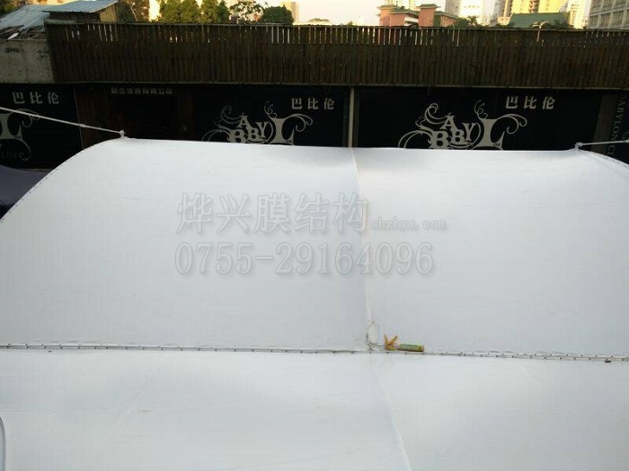 膜結(jié)構(gòu)出入口崗?fù)ふ陉?yáng)棚膜面-深圳市燁興膜結(jié)構(gòu)工程有限公司 膜結(jié)構(gòu)出入口崗?fù)ふ陉?yáng)棚膜面.jpg