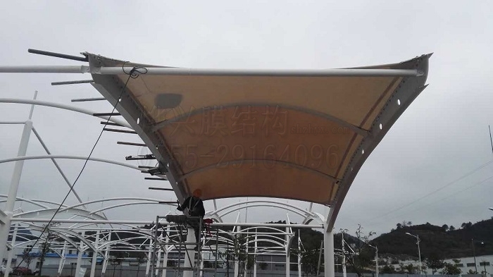 貴陽卷煙廠膜結(jié)構(gòu)車棚膜結(jié)構(gòu)安裝-深圳市燁興膜結(jié)構(gòu)工程有限公司 貴陽卷煙廠膜結(jié)構(gòu)車棚膜結(jié)構(gòu)安裝.jpg