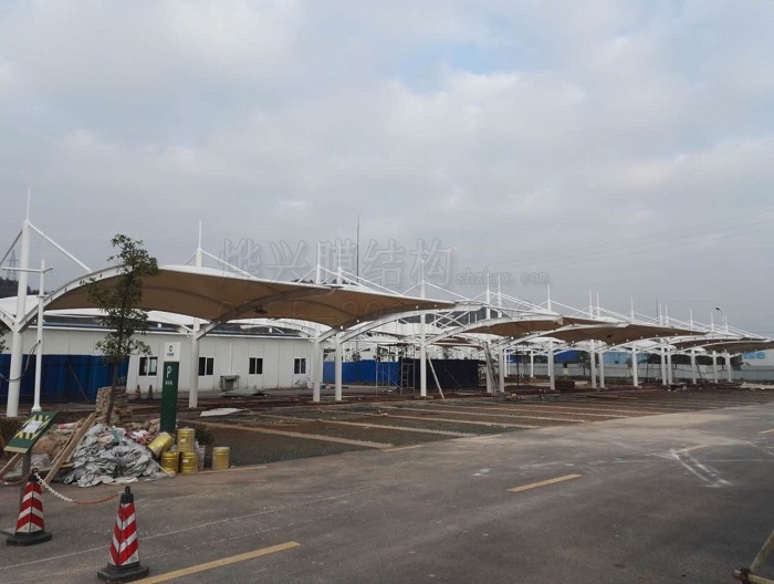 膜結(jié)構(gòu)車棚安裝完成-深圳市燁興膜結(jié)構(gòu)工程有限公司 膜結(jié)構(gòu)車棚安裝完成.jpg